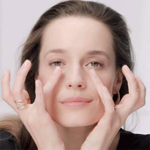 PASSO 3 - Use o dedo anelar para massagear a pele ao longo do contorno dos olhos, dos cantos internos às têmporas, para ajudar a corrigir visivelmente as olheiras.
